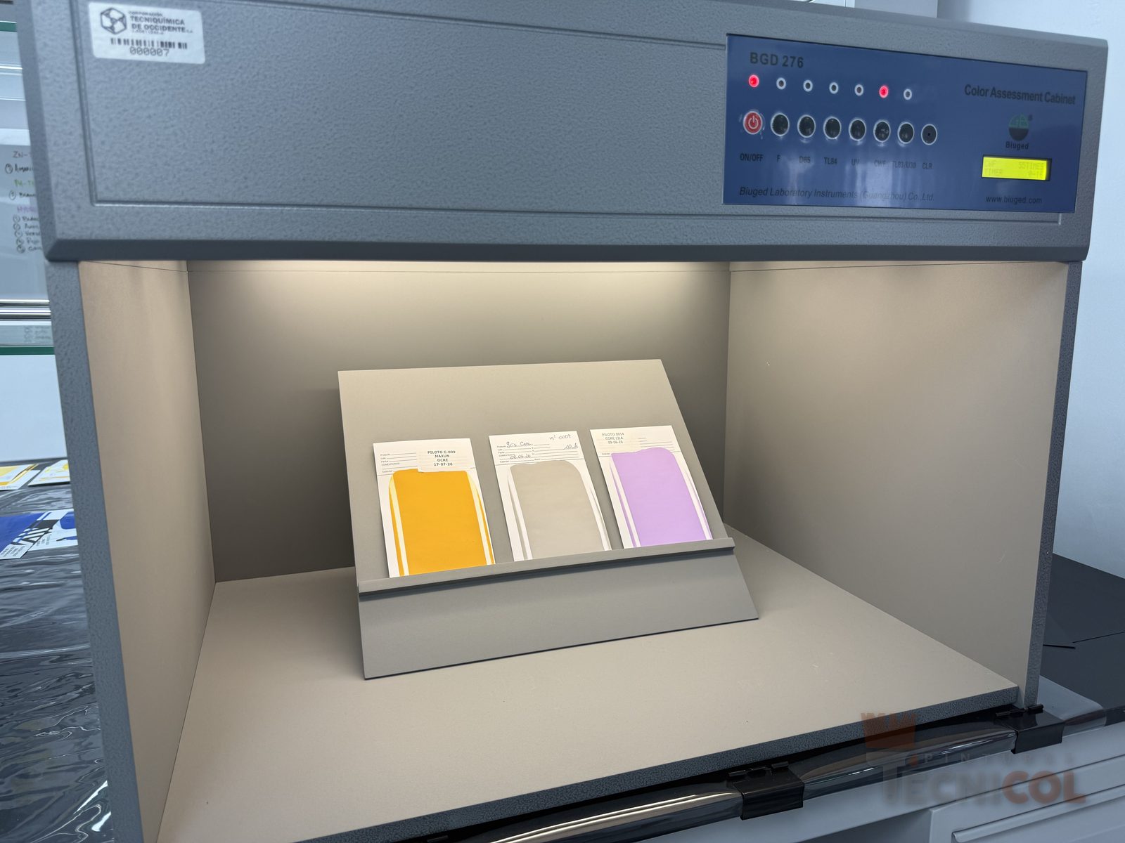 Cabina de evaluación de color con muestras — laboratorio TécniCol