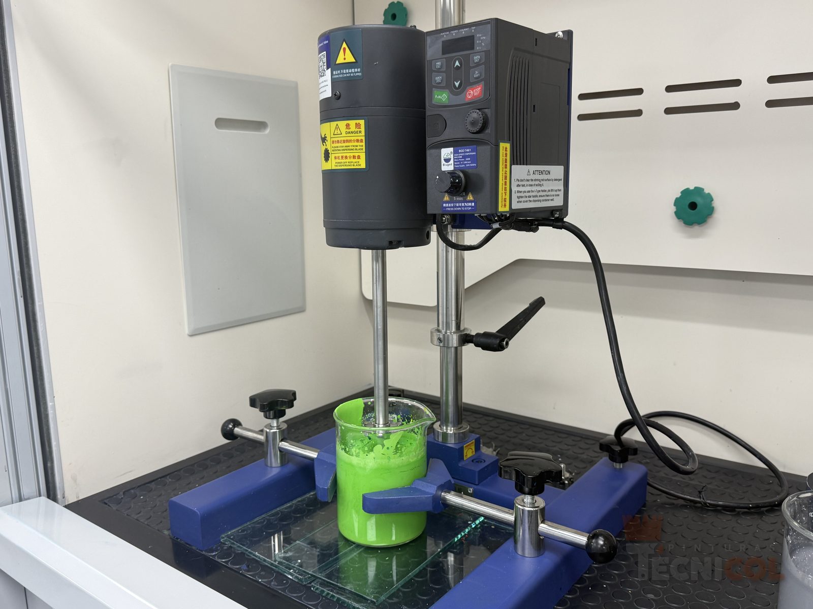 Laboratorio TécniCol — dispersión de pintura en molino de alta velocidad